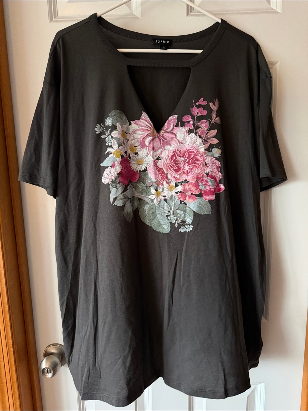 torrid 3x Black/Charcoal Short Sleeve Tee with Pink Floral V-Notch Neckline